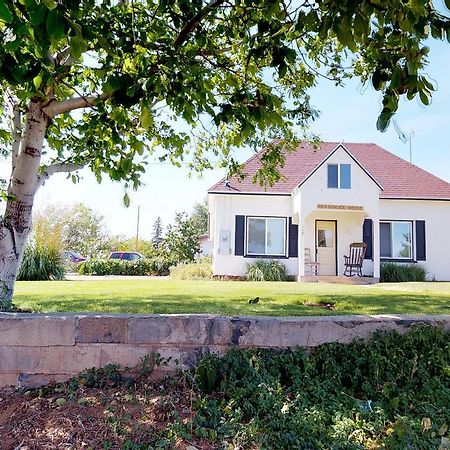Hot Tub And Grandma'S Cottage, Charming And Nostalgic Blanding Exteriör bild