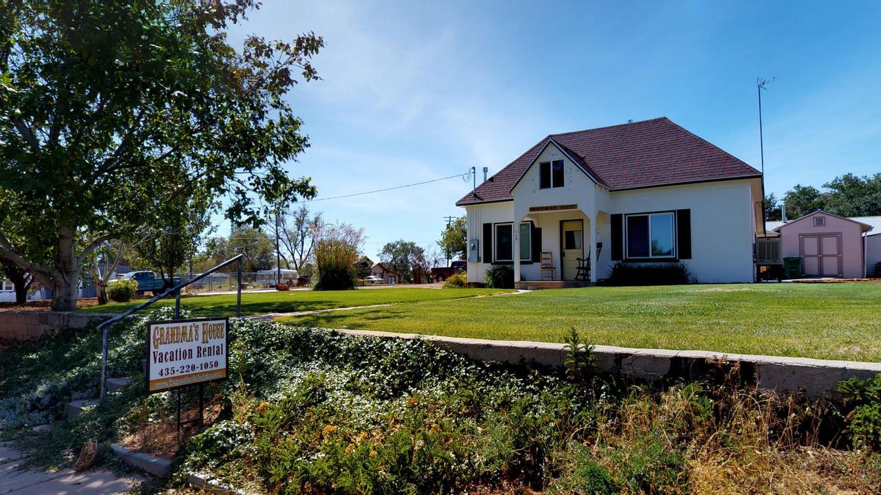 Hot Tub And Grandma'S Cottage, Charming And Nostalgic Blanding Exteriör bild