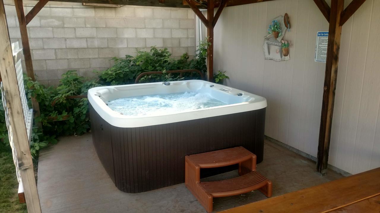 Hot Tub And Grandma'S Cottage, Charming And Nostalgic Blanding Exteriör bild
